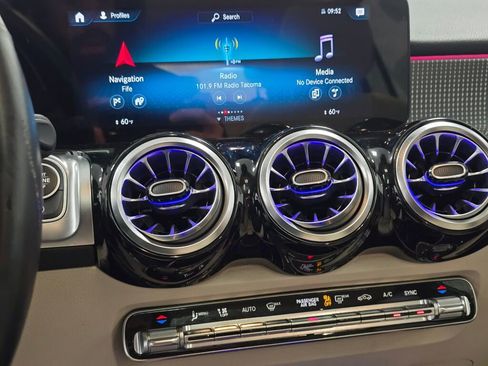 Used 2023 Mercedes-Benz GLB 250 4MATIC w/ Premium Package image 15