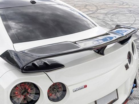 Used 2018 Nissan GT-R Premium image 11