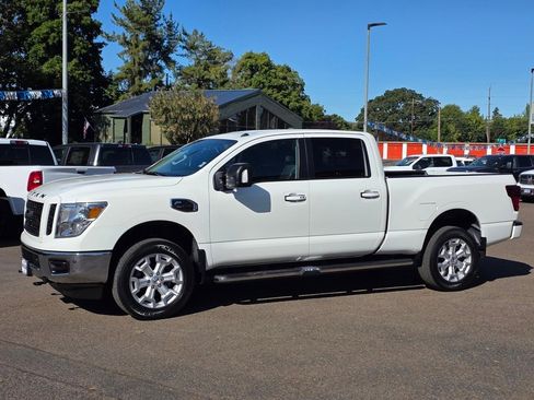 Used 2019 Nissan Titan SV w/ SV Convenience Package image 28