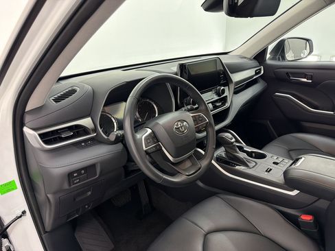 Used 2023 Toyota Highlander XLE FWD image 4
