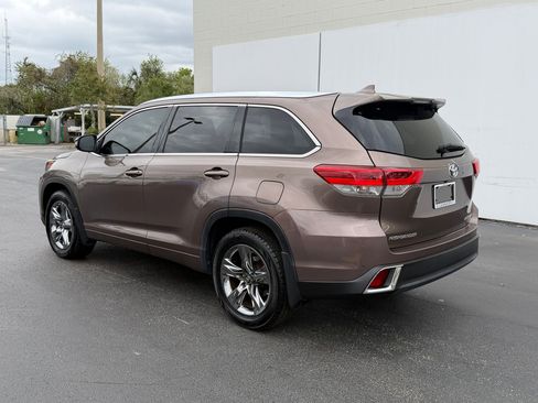 Used 2018 Toyota Highlander Limited Platinum image 3