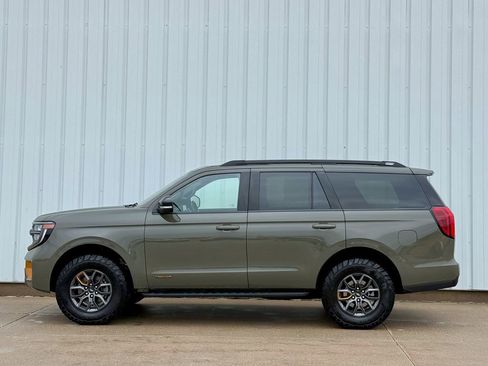 Used 2025 Ford Expedition Tremor image 3