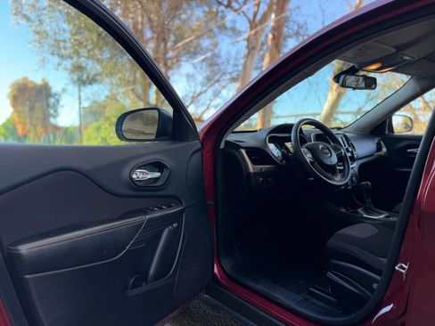 Used 2016 Jeep Cherokee Sport FWD image 7