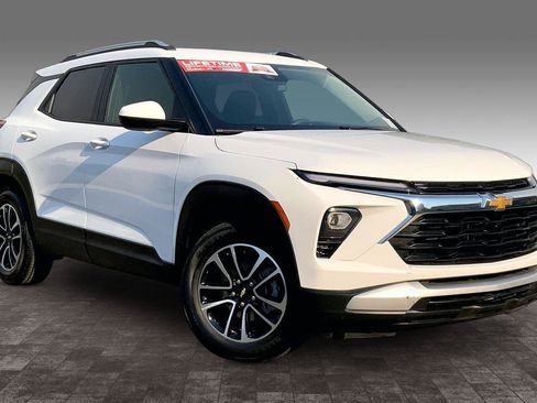 Used 2024 Chevrolet TrailBlazer LT FWD image 3