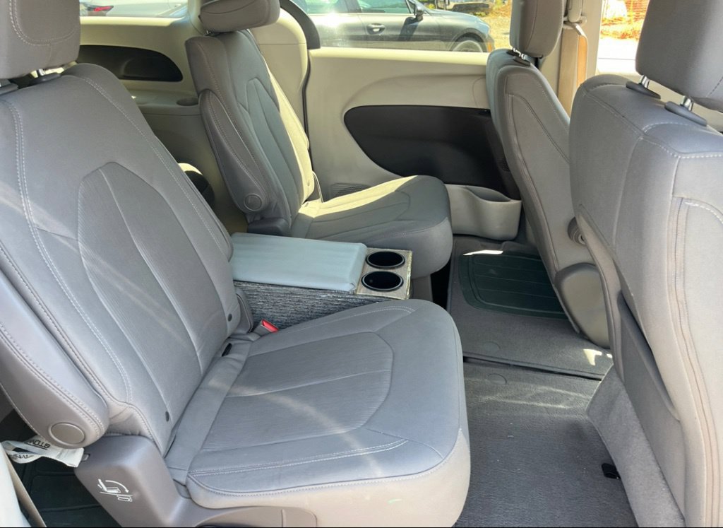 Used 2017 Chrysler Pacifica LX FWD image 4