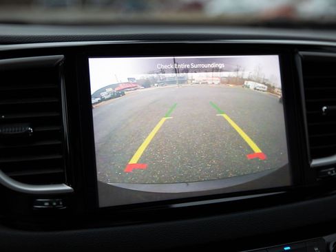 Used 2023 Chrysler Pacifica Touring-L image 17