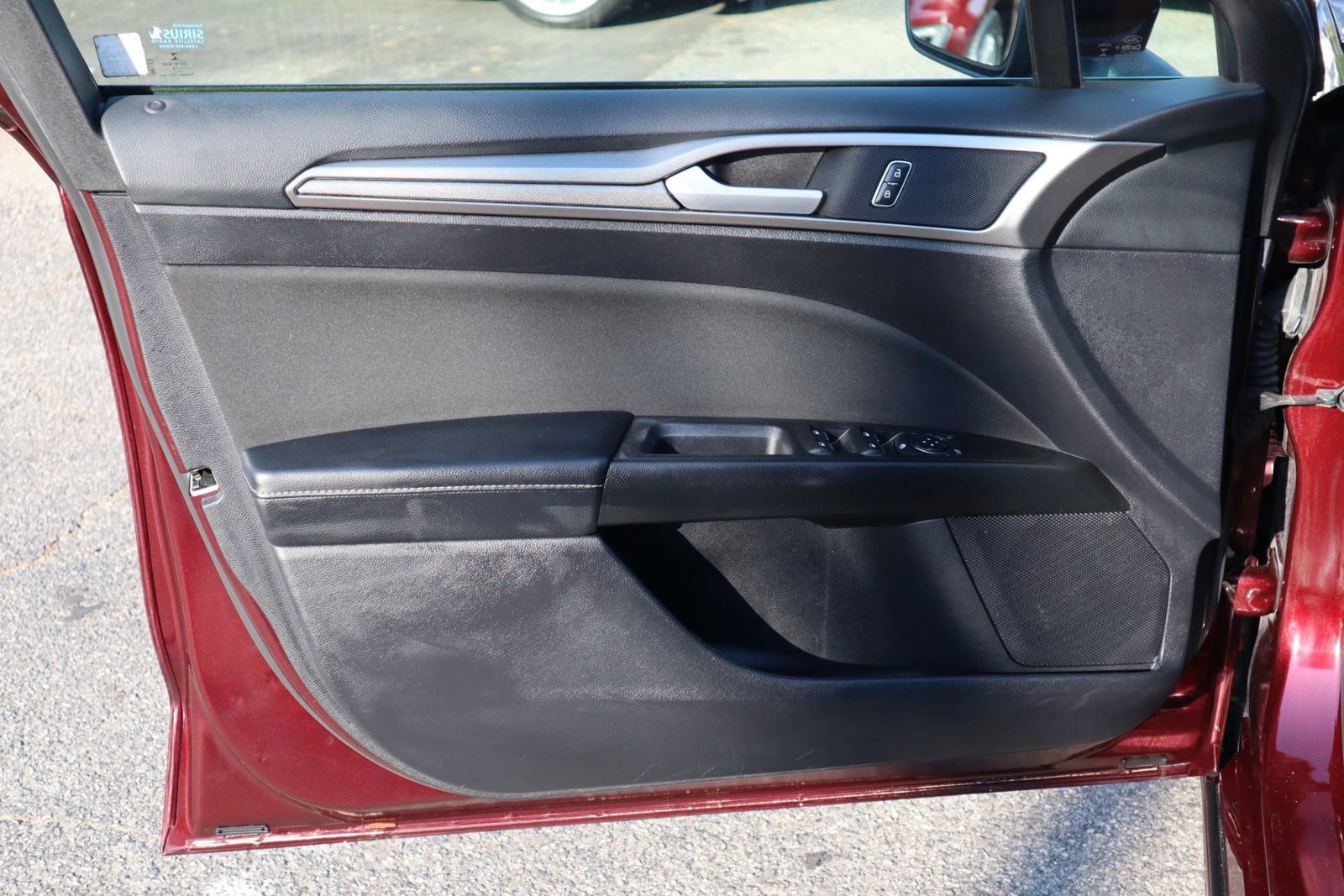 Used 2018 Ford Fusion SE w/ Fusion SE Technology Package FWD image 7