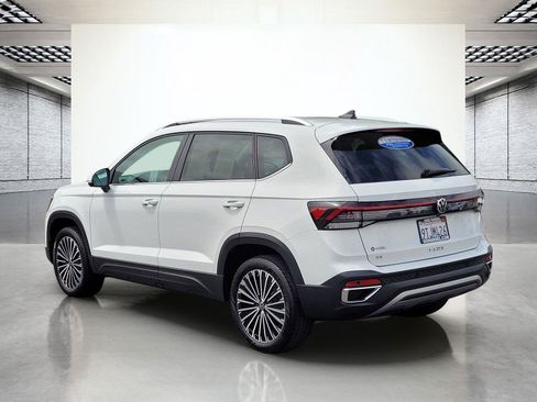 Certified 2025 Volkswagen Taos SE FWD image 9