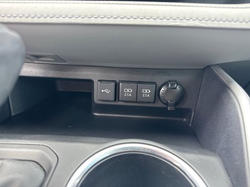 Used 2020 Toyota Highlander XLE FWD image 22