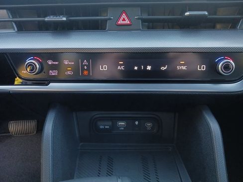 Used 2025 Kia Sportage SX image 24