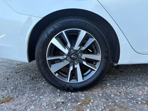 Used 2025 Nissan Versa SV FWD image 28
