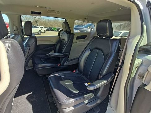 Used 2022 Chrysler Pacifica Touring-L image 15