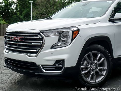 Used 2022 GMC Terrain SLT w/ Tech Package FWD image 3