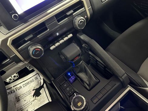 Used 2025 Toyota Tacoma TRD Sport AWD/4WD image 38