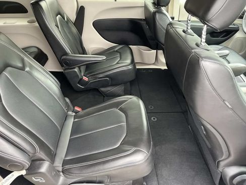 Used 2024 Chrysler Pacifica Touring-L FWD image 20
