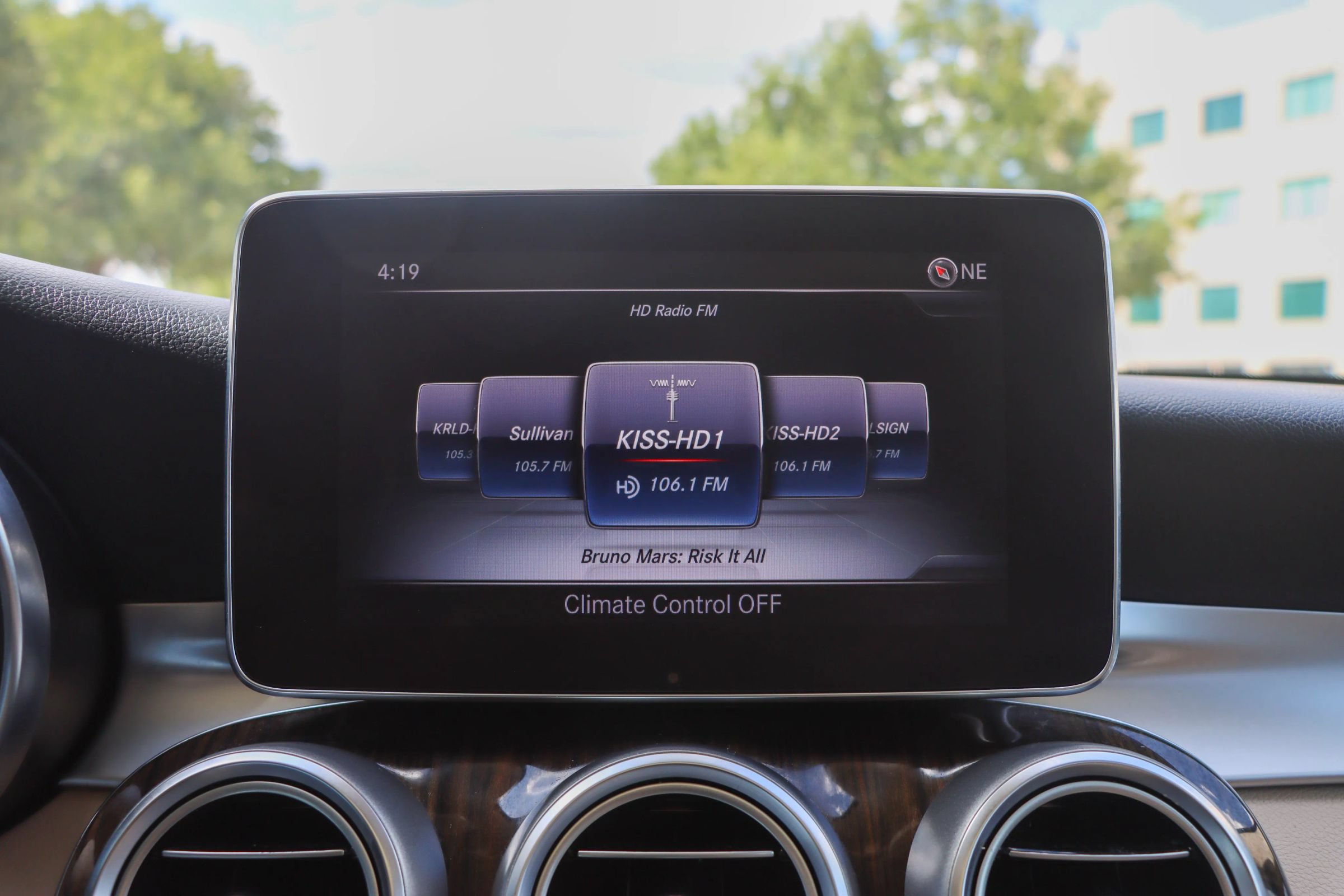 Used 2018 Mercedes-Benz GLC 300 4MATIC w/ Multimedia Package image 35