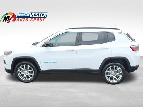 Used 2022 Jeep Compass Latitude image 1