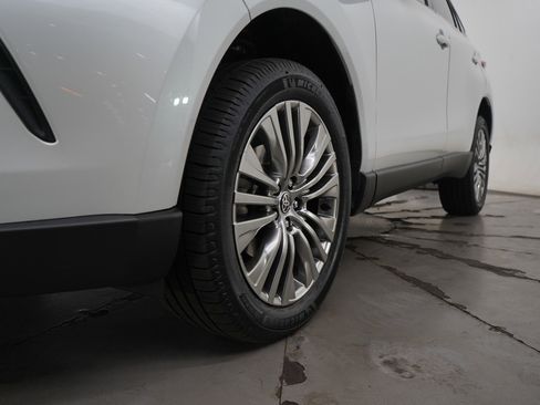 Used 2023 Toyota Venza XLE image 24