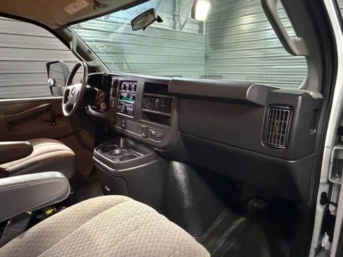 Used 2017 Chevrolet Express 3500 image 21
