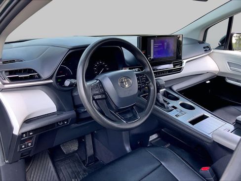 Used 2025 Toyota Sienna LE FWD image 17