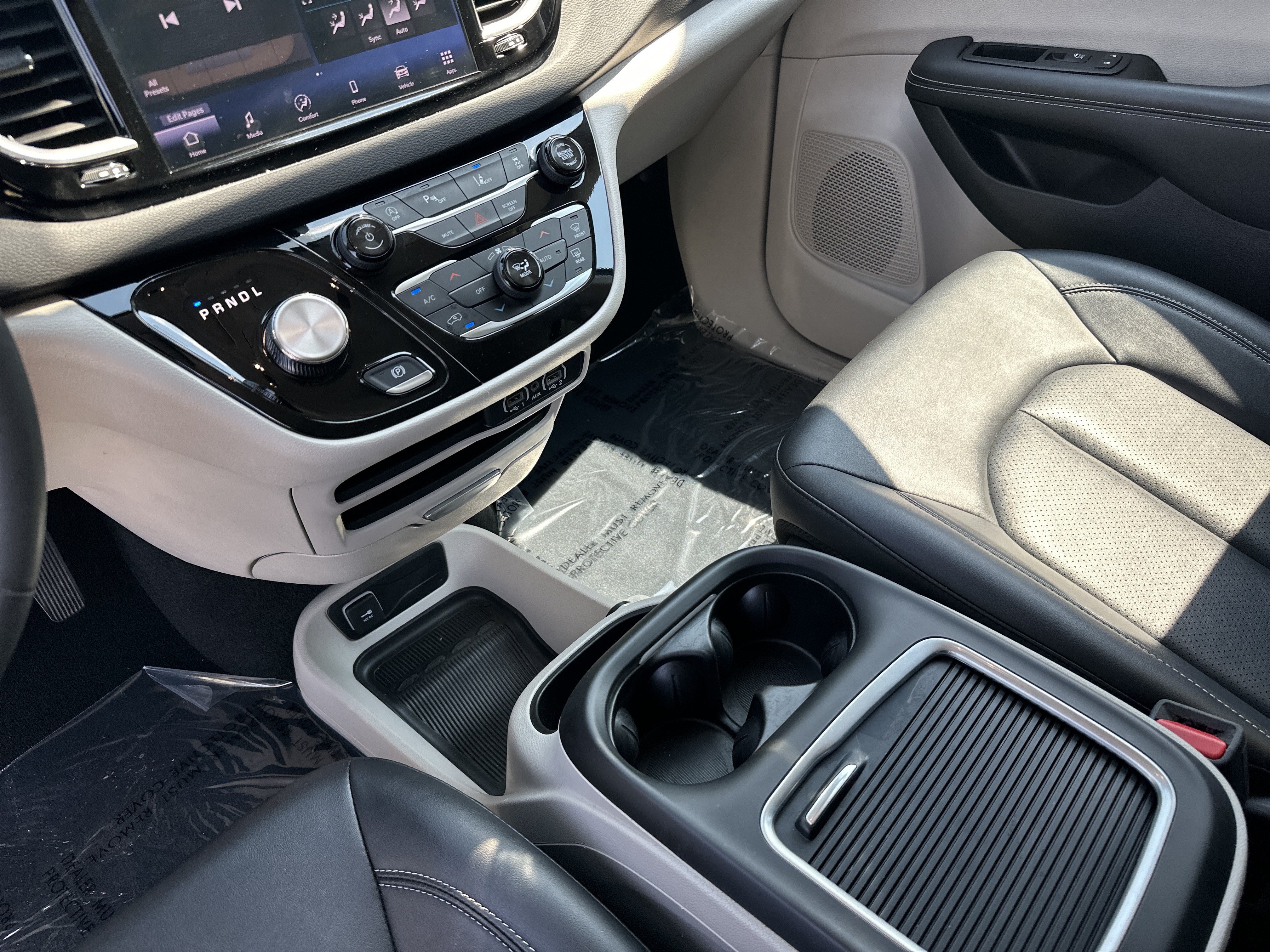 Used 2024 Chrysler Pacifica Touring-L FWD image 26