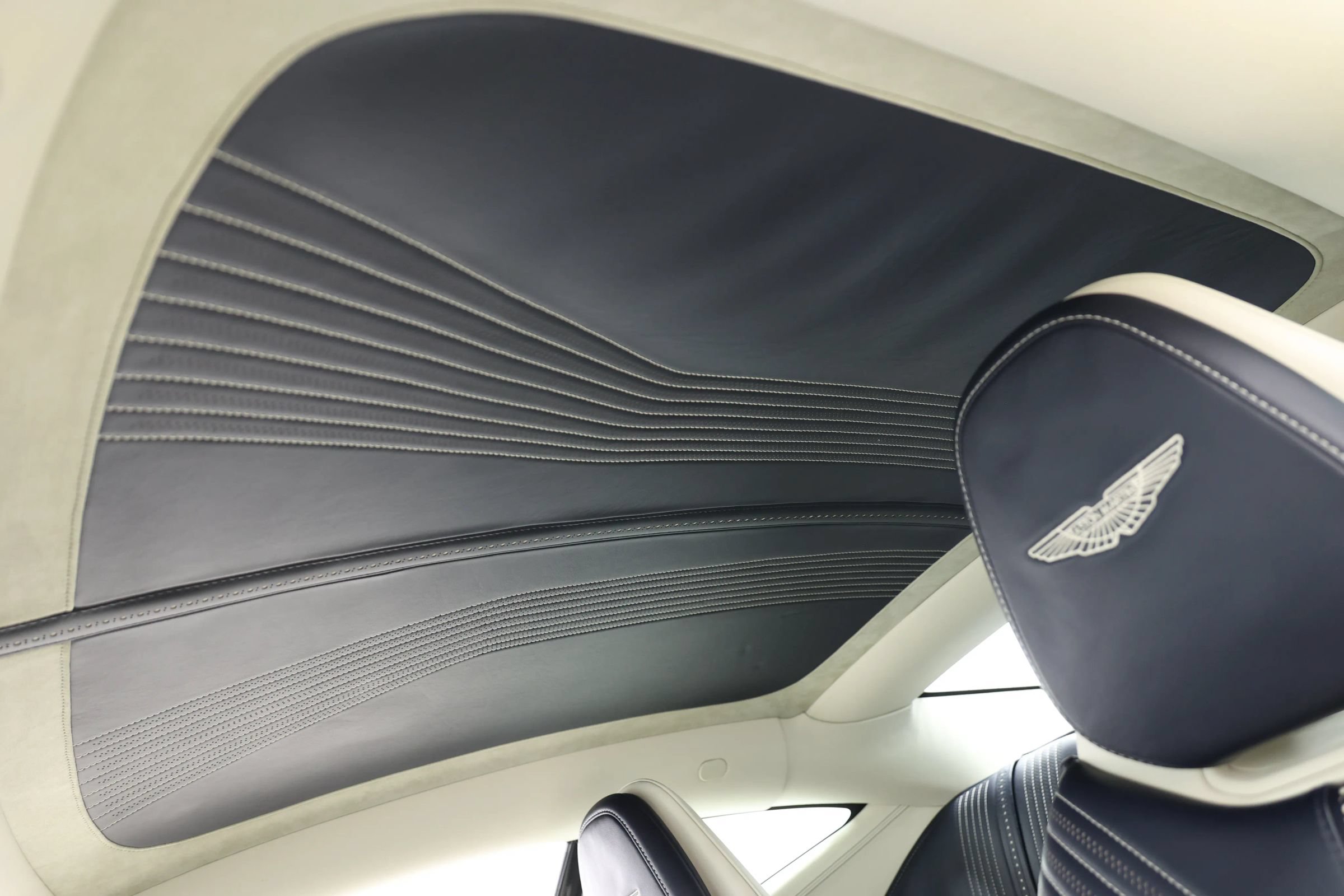 Used 2019 Aston Martin DB11 Coupe RWD image 48
