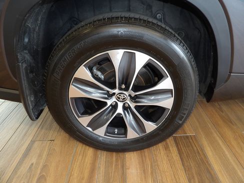 Used 2024 Toyota Highlander XLE AWD/4WD image 5