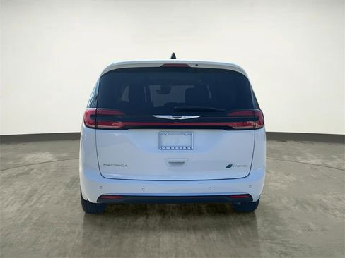Used 2024 Chrysler Pacifica Select image 9