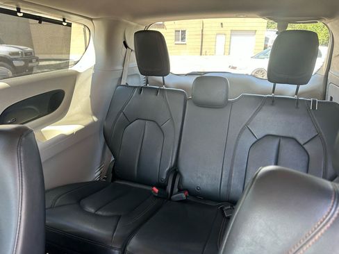 Used 2018 Chrysler Pacifica Touring-L w/ Advanced Safetytec Group FWD image 9