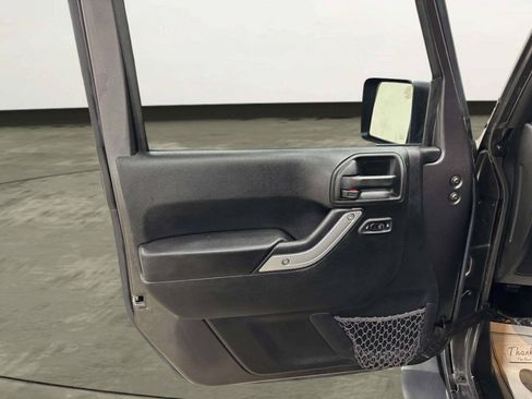 Used 2016 Jeep Wrangler Unlimited Sahara w/ Connectivity Group AWD/4WD image 12
