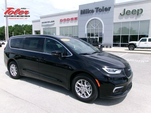 New 2026 Chrysler Pacifica Select image 1