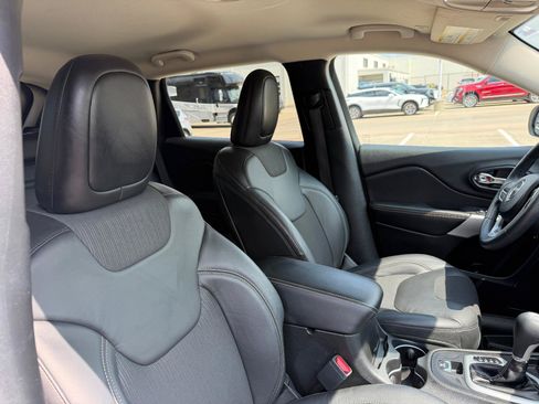 Used 2018 Jeep Cherokee Latitude Plus FWD image 29