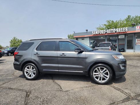 Used 2016 Ford Explorer XLT w/ Equipment Group 202A image 3
