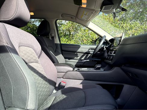 Certified 2024 Nissan Pathfinder SV image 8