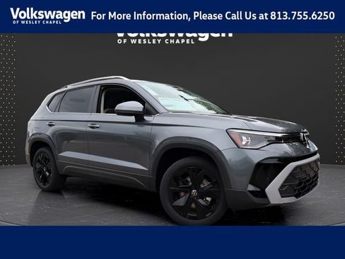 Certified 2025 Volkswagen Taos SE FWD image 1
