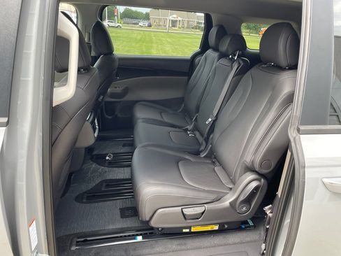 New 2027 Kia Carnival FWD image 10