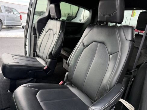 Used 2025 Chrysler Pacifica Select image 18