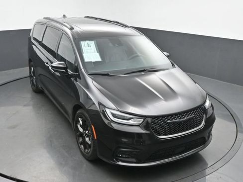 Used 2023 Chrysler Pacifica Limited w/ S Appearance Package FWD image 48