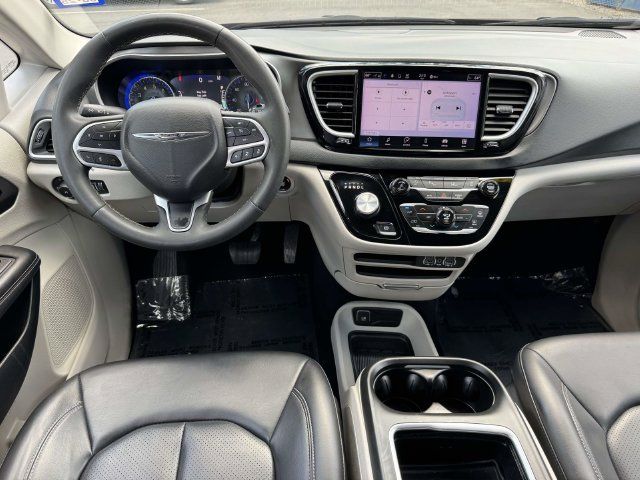 Used 2023 Chrysler Pacifica Touring-L FWD image 3