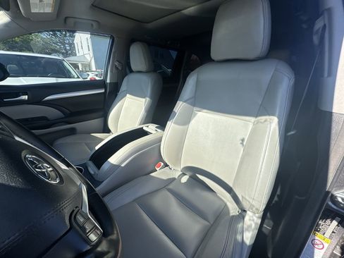 Used 2018 Toyota Highlander XLE AWD/4WD image 2