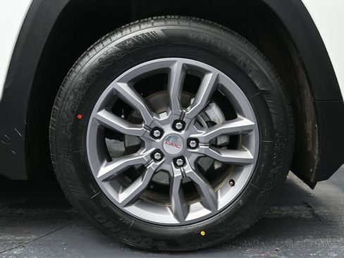 Used 2024 GMC Terrain SLT image 12