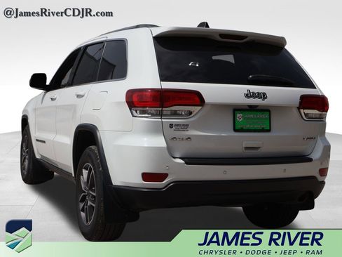 Used 2020 Jeep Grand Cherokee Laredo w/ 18" Wheel & 8.4" Radio Group AWD/4WD image 3