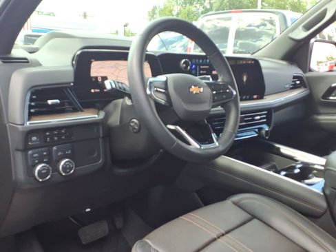 Used 2025 Chevrolet Suburban High Country AWD/4WD image 9