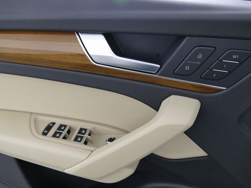 Used 2024 Audi Q5 e Premium w/ Convenience Package image 11