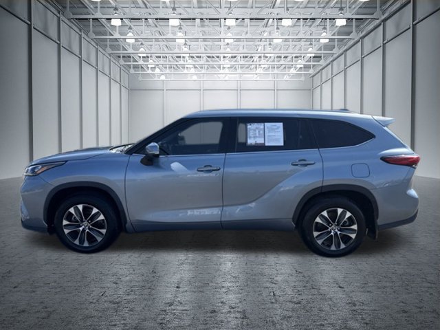 Used 2020 Toyota Highlander XLE AWD/4WD image 2