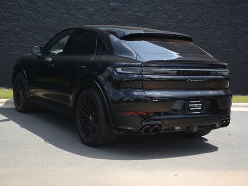 Certified 2025 Porsche Cayenne GTS AWD/4WD image 3