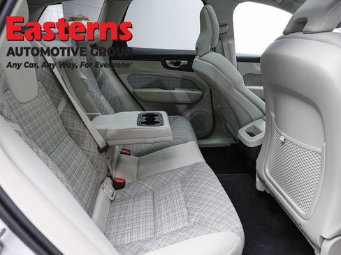 Used 2022 Volvo XC60 B5 Momentum AWD/4WD image 24