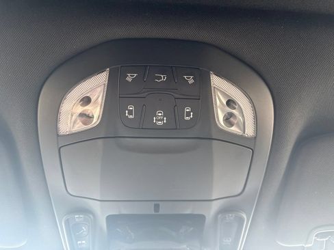 Used 2025 Chrysler Pacifica Limited FWD image 46