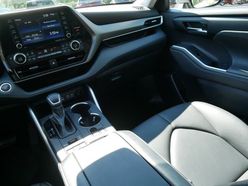 Used 2022 Toyota Highlander XLE AWD/4WD image 11