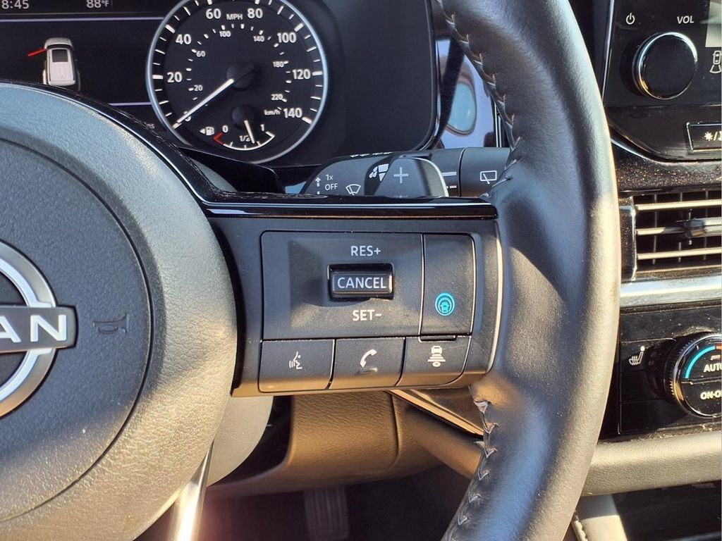 Used 2025 Nissan Pathfinder SL FWD image 17